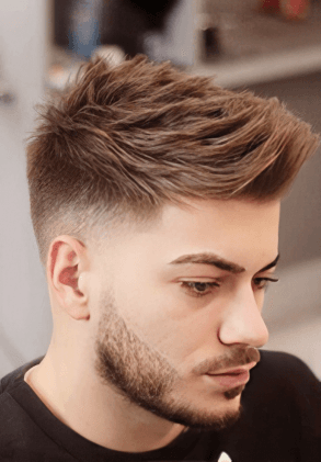 Pré-coupe de cheveux pour hommes avec coiffure fluide en dégradé sur le côté