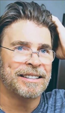Dan portant une prothèse capillaire grise Lordhair UTS